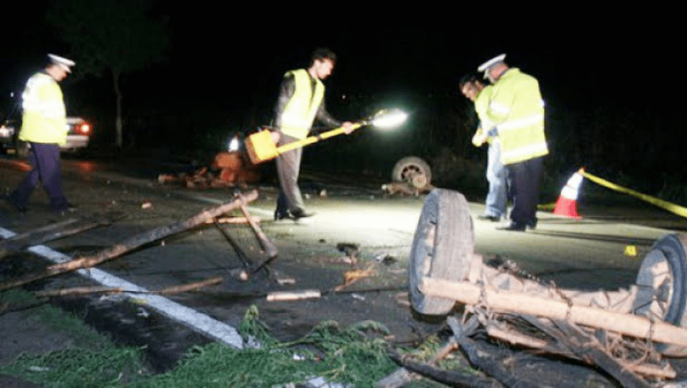 Un copil a murit după ce căruța în care se afla a fost lovită de o mașină. Șase persoane rănite