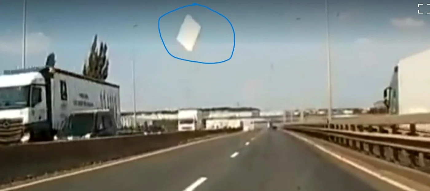Placa neasigurată a lovit o maşină în mers. FOTO: captură video
