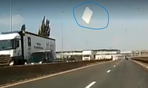 placa desprinsă de pe o masina, captura video jpg