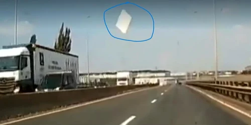 placa desprinsă de pe o masina, captura video jpg