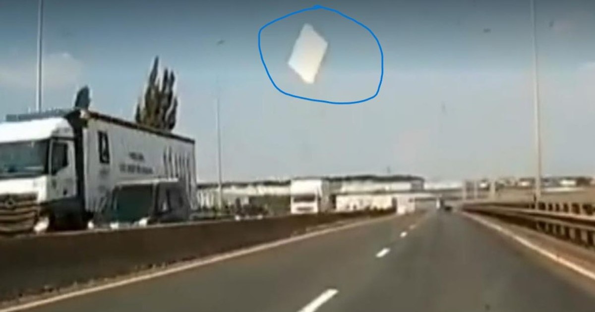 Mașină lovită de o placă de lemn căzute pe Centura Capitalei: „Putea fi o tragedie!”