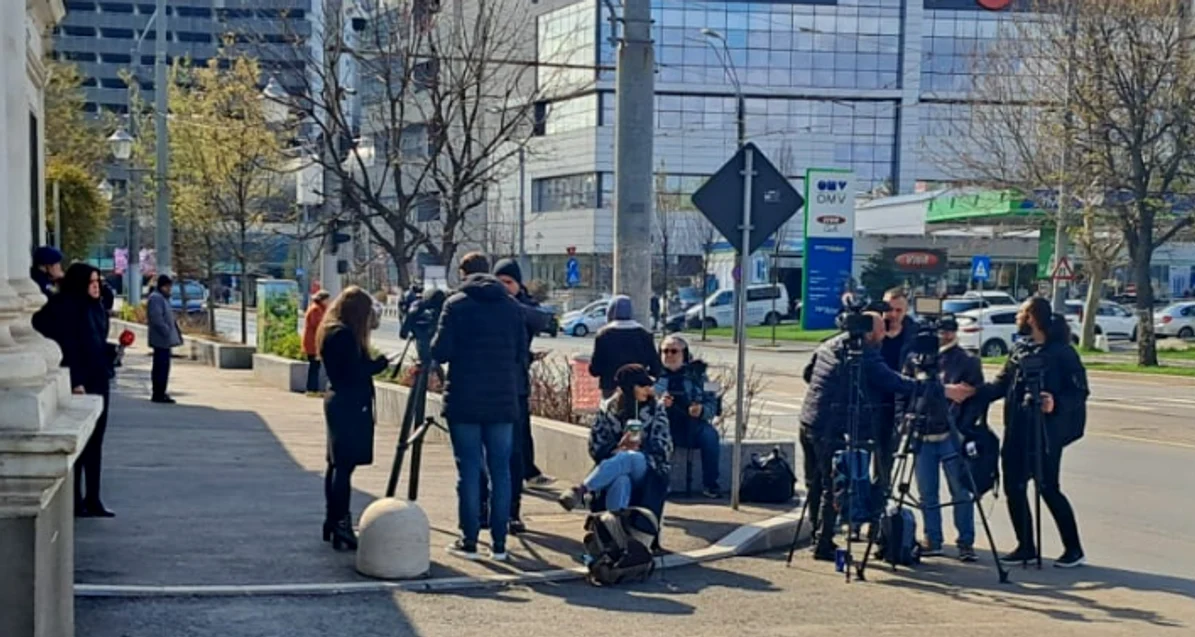 Reporteri la intrarea în cimitir Foto/Adevărul