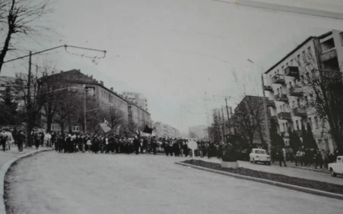 Au refuzat să intre la muncă, apoi au mărşăluit pe străzi. FOTO: Asociaţia 15 Noiembrie 1987