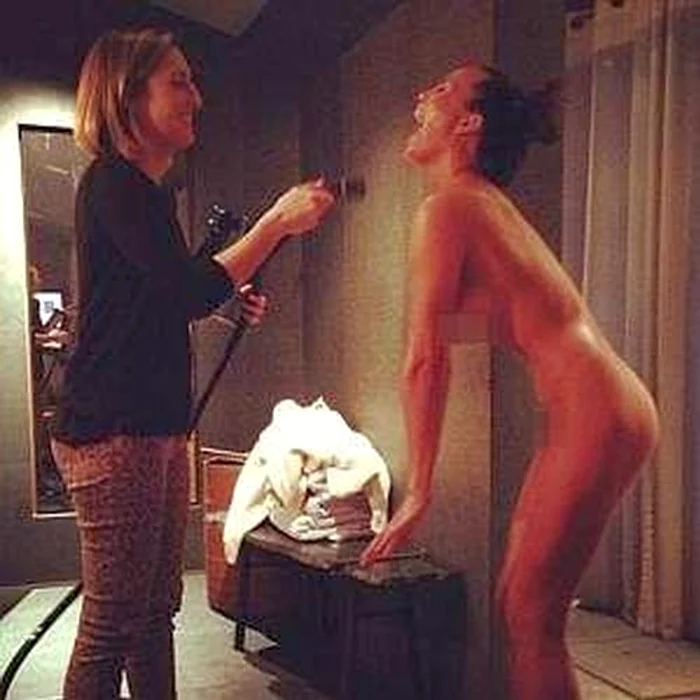 Chrissy Teigen, nud pe Twitter.