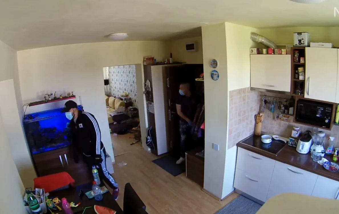 Hoţii au cotrobăit câteva minute prin apartament FOTO Captură Facebook