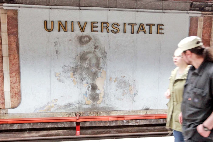 Universitate. Altă stație, alți pereți nevăruiți de mult timp
