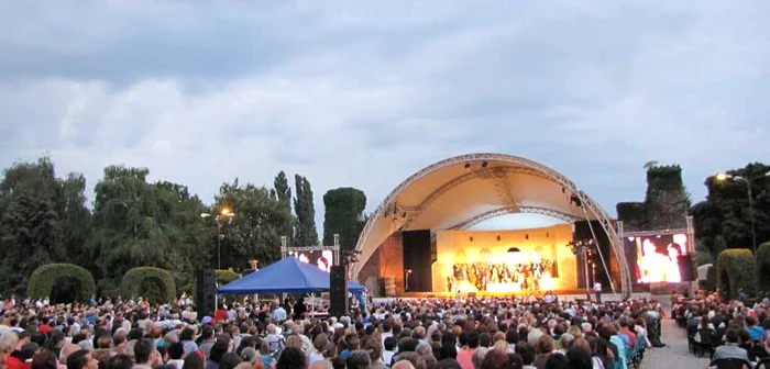 Mii de spectatori au urmărit opera "Traviata" în Parcul Rozelor Foto