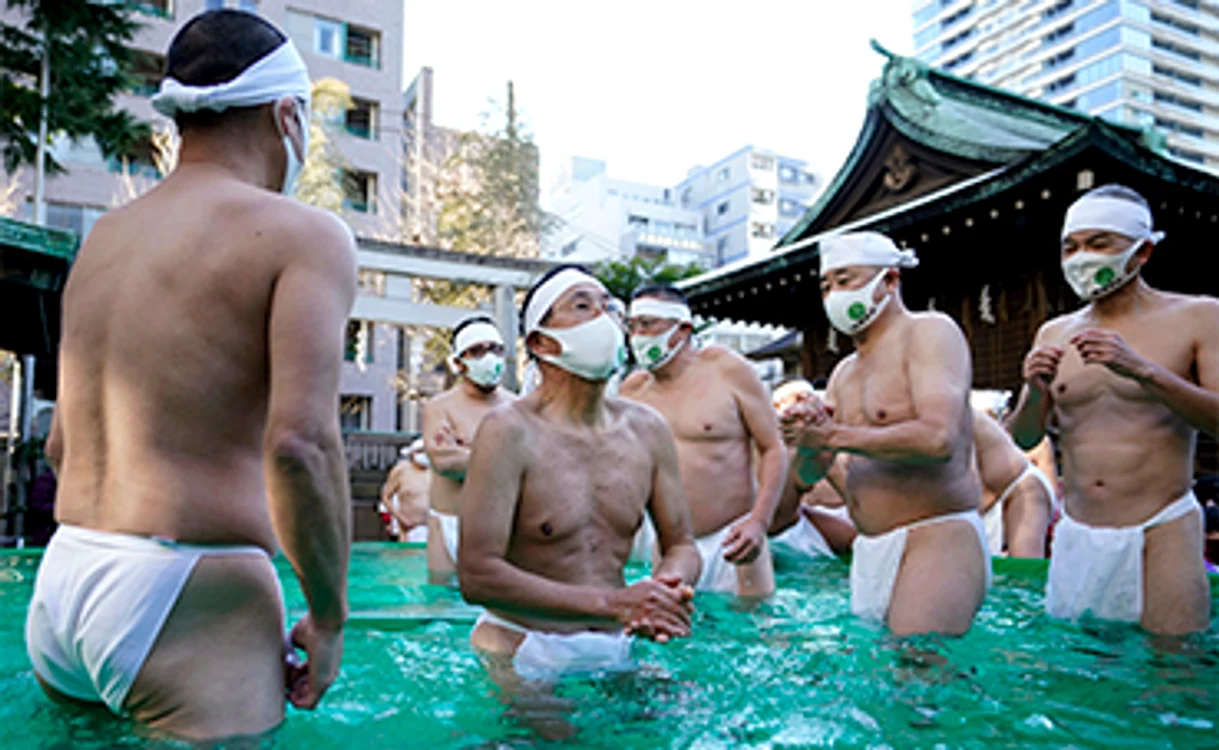 Ritualul de purificare este tradiţional. Foto: EPA-EFE