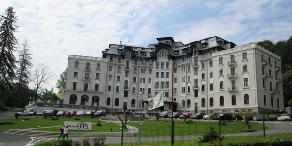 Sute de turişti petrec minivacanta de 1 Mai în staţiunea Băile Govora