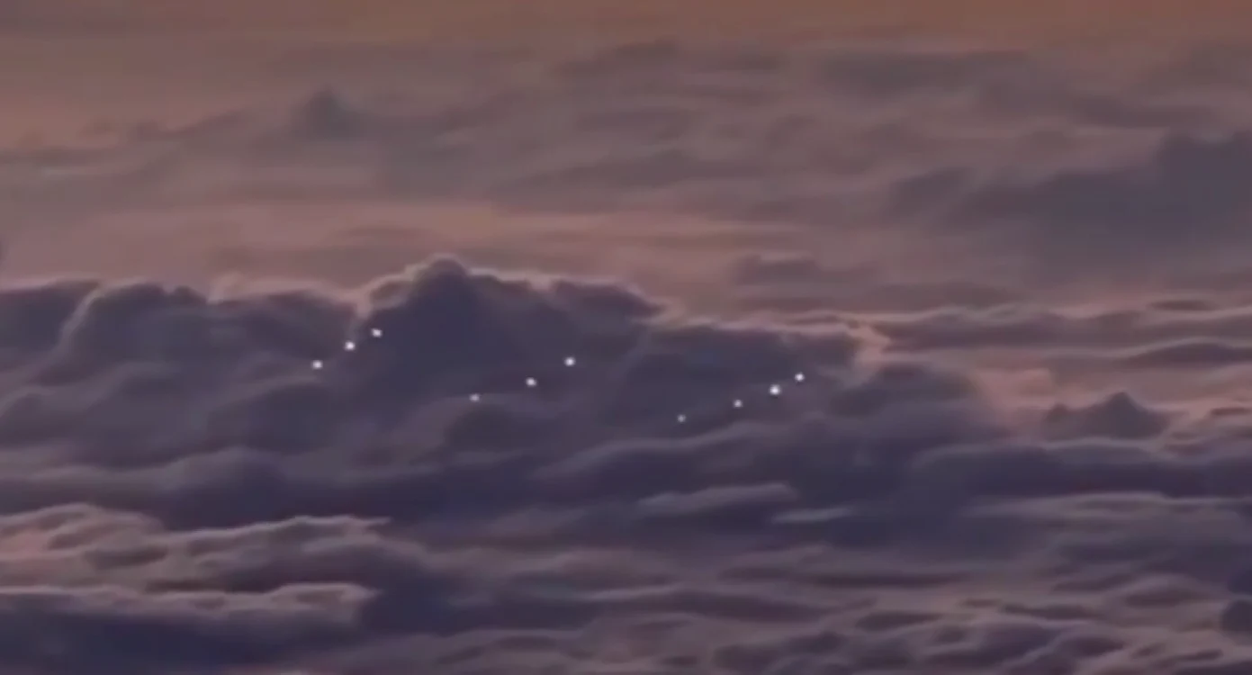 Piloţii civili au surprind o formaţiie de „ozn-uri” în Marea Chinei de Sud FOTO captură The Sun