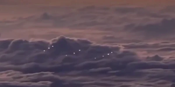 Piloţii civili au surprind o formaţiie de „ozn-uri” în Marea Chinei de Sud FOTO captură The Sun