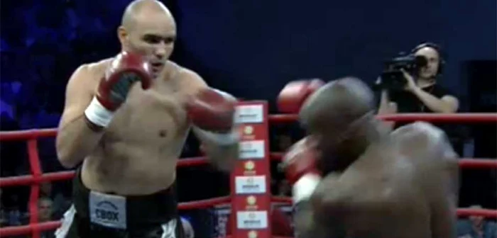 Bogdan Dinu l-a făcut KO pe Nsafoah în runda a cincea FOTO: Sport.ro