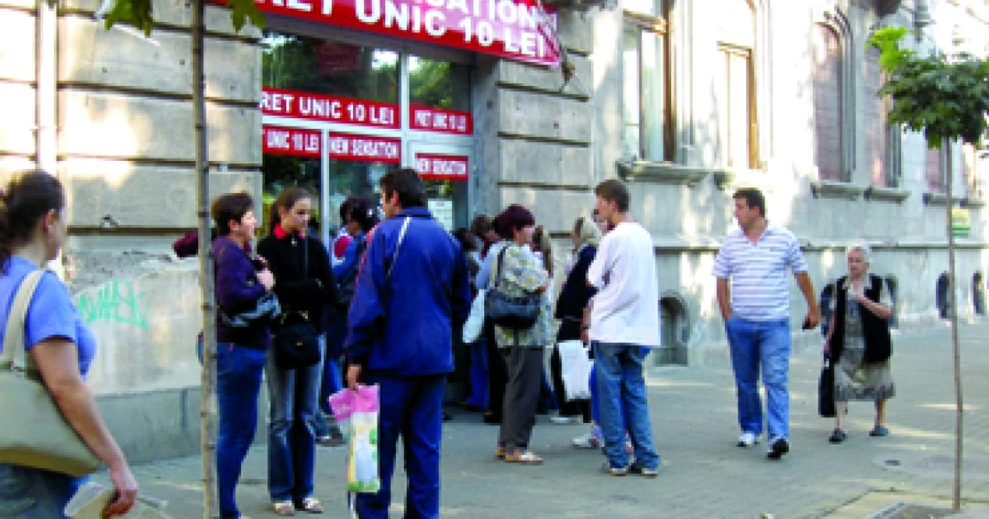 Arad: Arădenii fac coadă la hainele noi cu 10 lei bucata