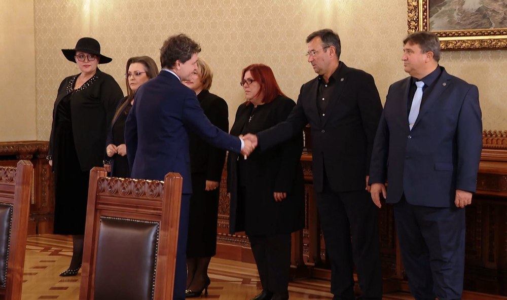 Şoşoacă, în doliu la consultările de la Cotroceni: „Femeile sunt net superioare bărbaților”. Susținătorii ei au venit cu cruci