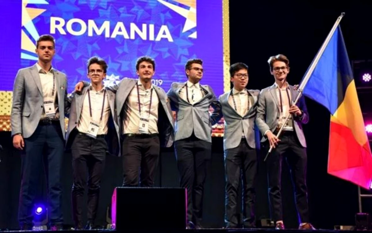 Lotul olimpic al României la Olimpiada Internaţională de matematică. Tudor Cardaş, primul din dreapta, cu drapelul în mână FOTO stiri.botosani.ro