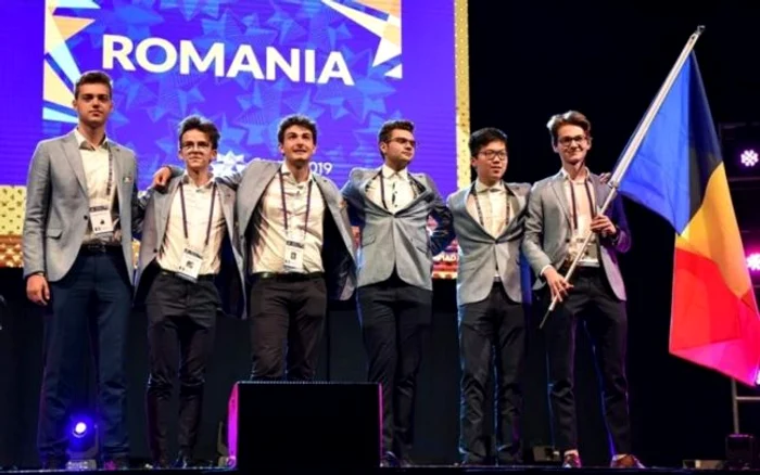 Lotul olimpic al României la Olimpiada Internaţională de matematică. Tudor Cardaş, primul din dreapta, cu drapelul în mână FOTO stiri.botosani.ro