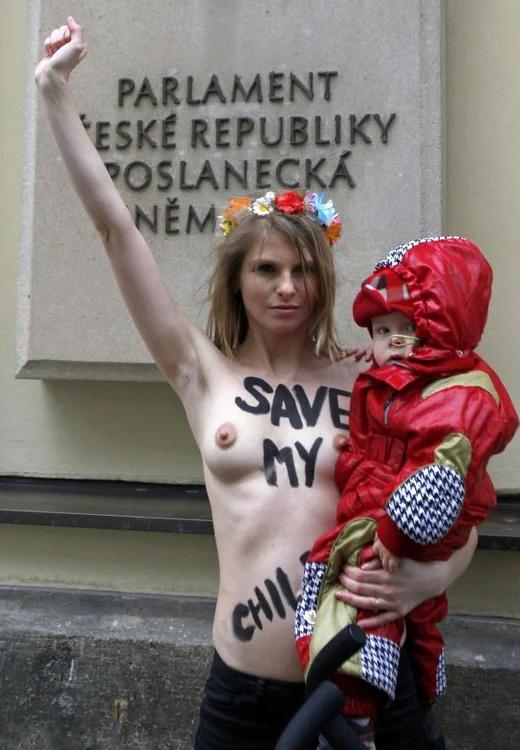 
    Anastasia Grishay speră să impresioneze autorităţile cehe cu protestul ei extrem. (Foto: Reuters)  