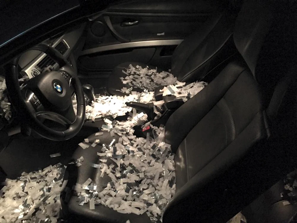 Bendeac și-a găsit mașina plină de confetti