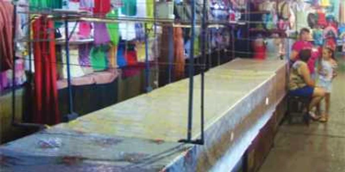 Comercianţii din Bazar îşi închid tarabele