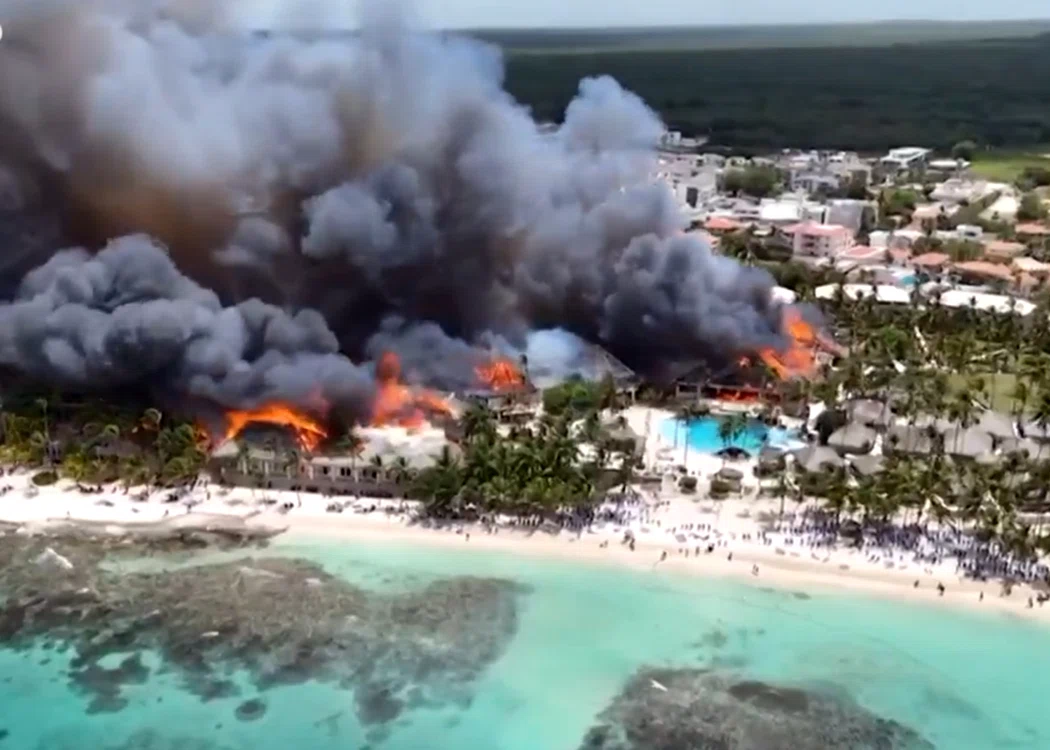 Aproape 1.700 de persoane au fost evacuate dintr-un resort de lux în flăcări. Foto: captură video X