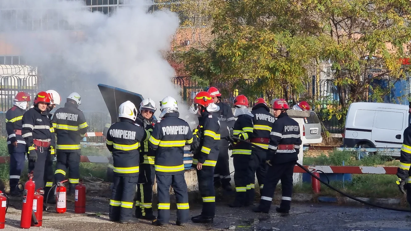 Incendiul a izbucnit într-un tunel de  cabluri de înaltă tensiune FOTO ISU Db