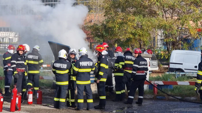 Incendiul a izbucnit într-un tunel de cabluri de înaltă tensiune FOTO ISU Db