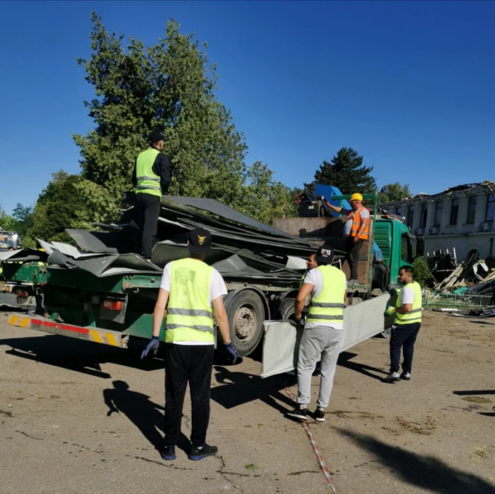 Deținuți, participând la curățenie. FOTO Penitenciarul București-Jilava