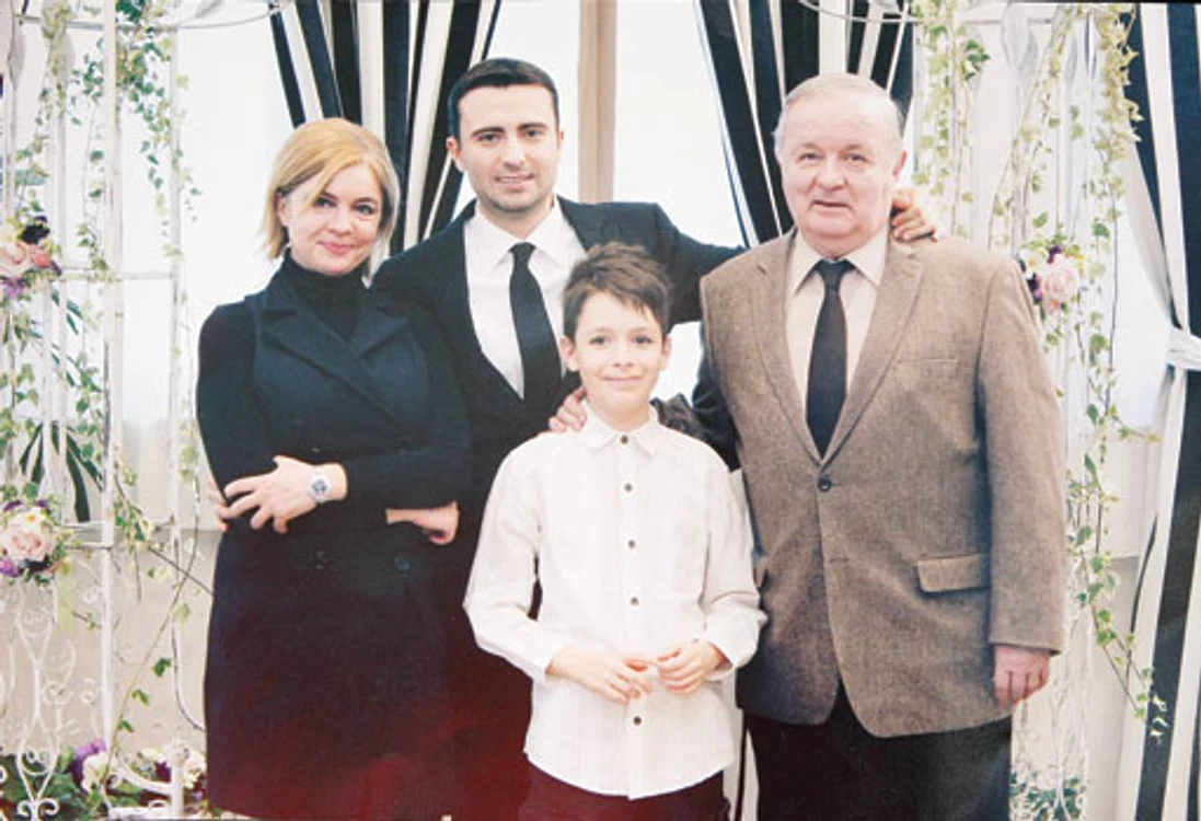 Alături de frații  vitregi și de tatăl lor,  Cristian Țopescu