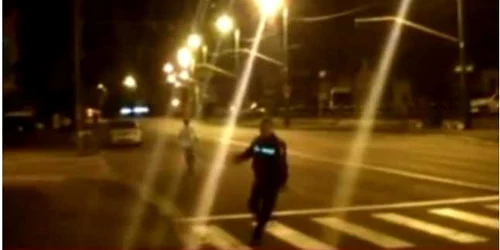 Poliţistul s-a supărat după ce a fost filmat de un braşovean. FOTOyoutube.com