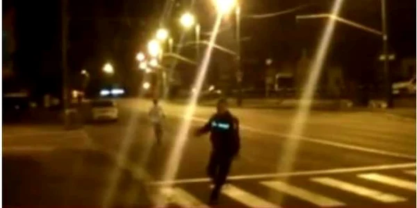 Poliţistul s-a supărat după ce a fost filmat de un braşovean. FOTOyoutube.com