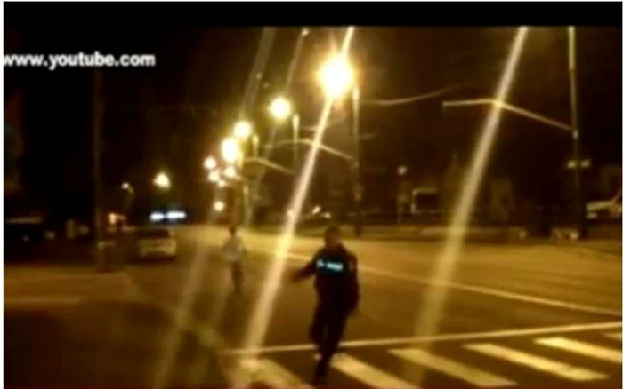 Poliţistul s-a supărat după ce a fost filmat de un braşovean. FOTOyoutube.com