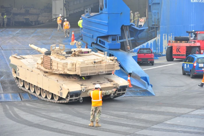 Tancuri americane descărcate în portul Anvers  foto U.S. Army by Sgt 1st Class Jacob A McDonald