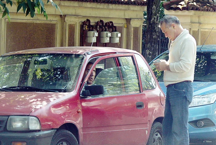 
    Gigi a intrat la doctor  însoţit de Ionuţ Luţu,  omul lui de încredereFoto: Mihai Ionescu  