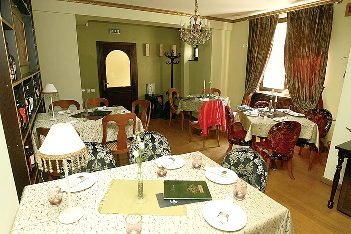 Localul este intim, cu doar 30 de locuri, mesele fiind aşezate la parter