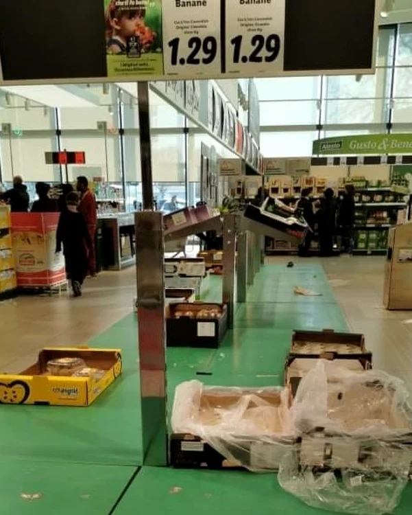 Magazinele din localităţile afectate au fost golite, cetăţenii făcându-şi provizii FOTO: Facebook/Românii din Italia