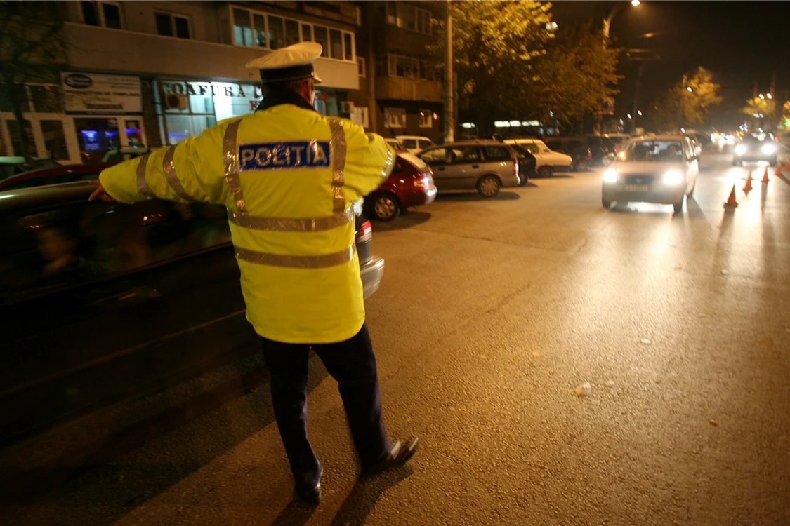 Poliţiştii au făcut măsurători la faţa locului. 