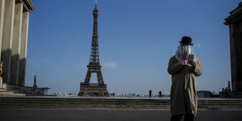 La Paris în pieţe şi pe stradă oamenii se protejează de coronavirus cu plastic FOTO EPA-EFE / Julien de Rosa