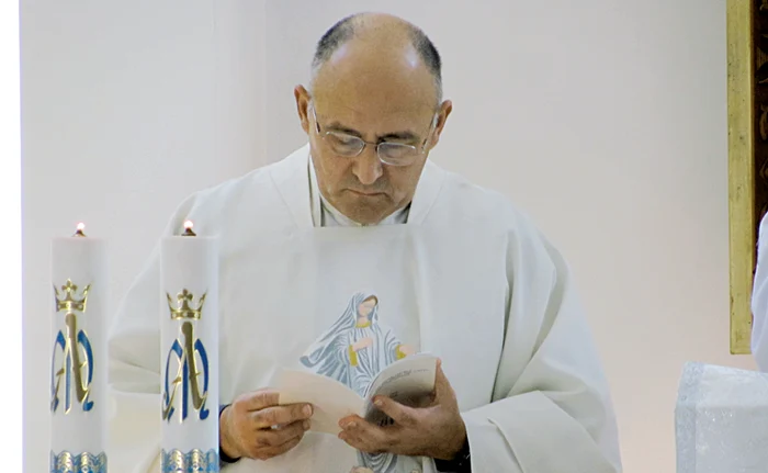 Preotul Elias Vella s-a rugat alături de timişorenii veniţi la slujba specială. Foto: Cătălin Radu