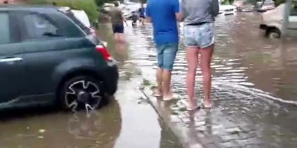 Străzi din Bucureşti inundate după ploaie: imagini din Drumul Taberei