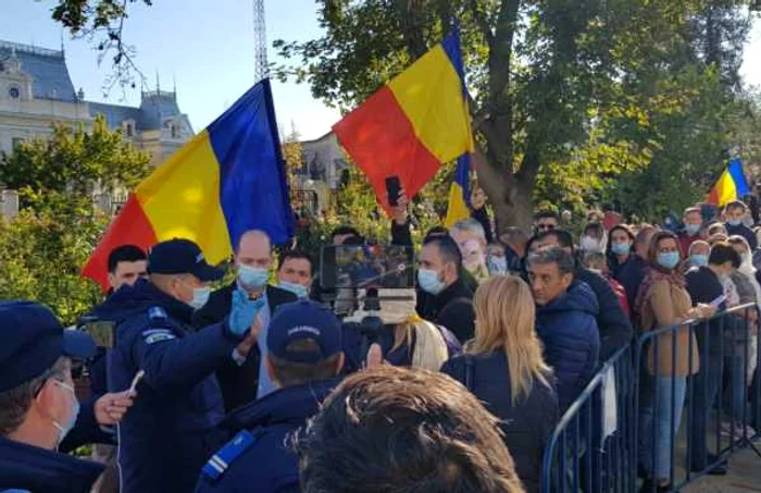 Momentul în care jandarmii purtau negocieri cu protestatarii   FOTO ziaruldeiasi.ro