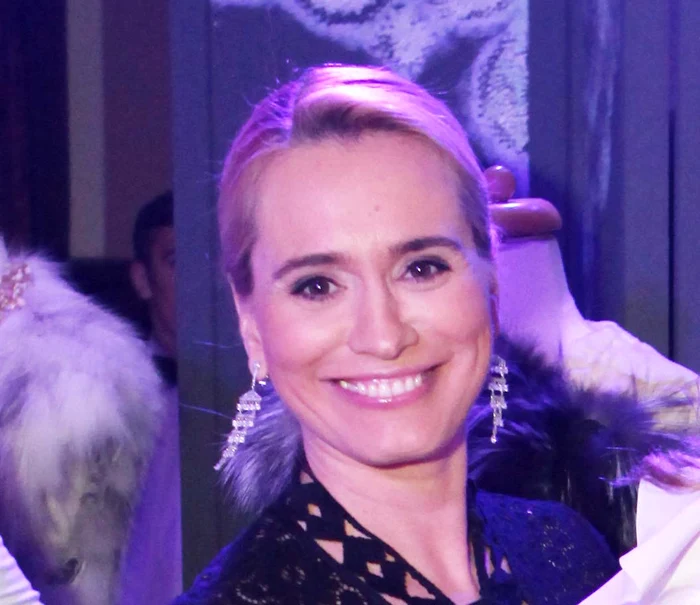 
    Andreea Esca şi soţul ei se înţeleg din priviri  