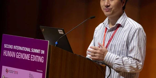 Omul de ştiinţă chinez He Jiankui îşi prezintă lucrările la cel de-al doilea summit internaţional privind editarea genomului uman la Universitatea din Hong Kong China FOTO EPA-EFE / Alex Hofford
