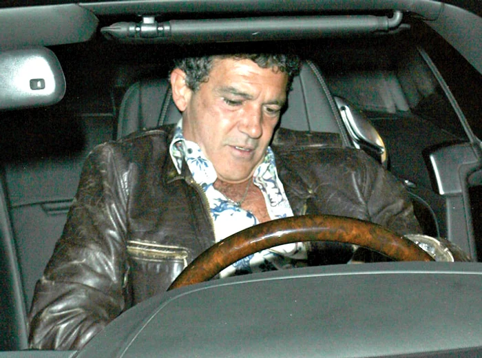 Se aşază,  cu greu,  la volan...