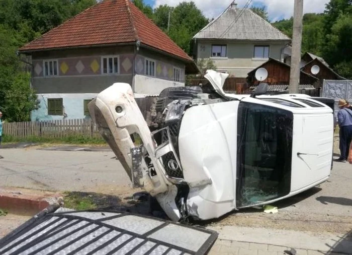 Poziţia maşinii după ce a intrat pe contrasens şi a lovit fata aflată pe bicicletă. Foto Adevărul