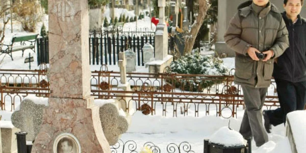 Mormântul lui Nicolae Ceauşescu, „obiectiv turistic“ pentru vizitatorii chinezi  