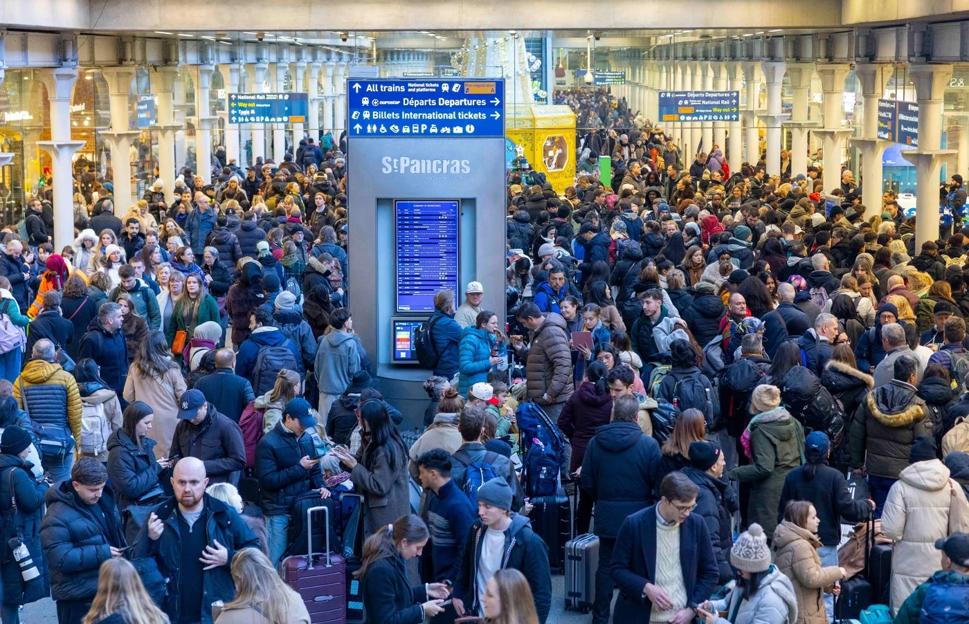 Pasageri rămași blocaţi peste noapte în trenurile Eurostar. Pana de curent din tunelul Canalului Mânecii a perturbat traficul