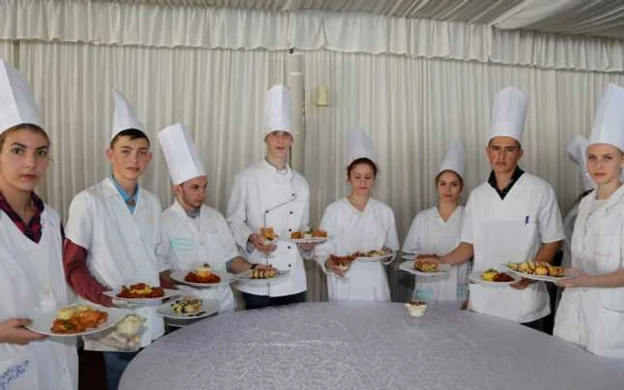12 elevi s-au calificat în finală