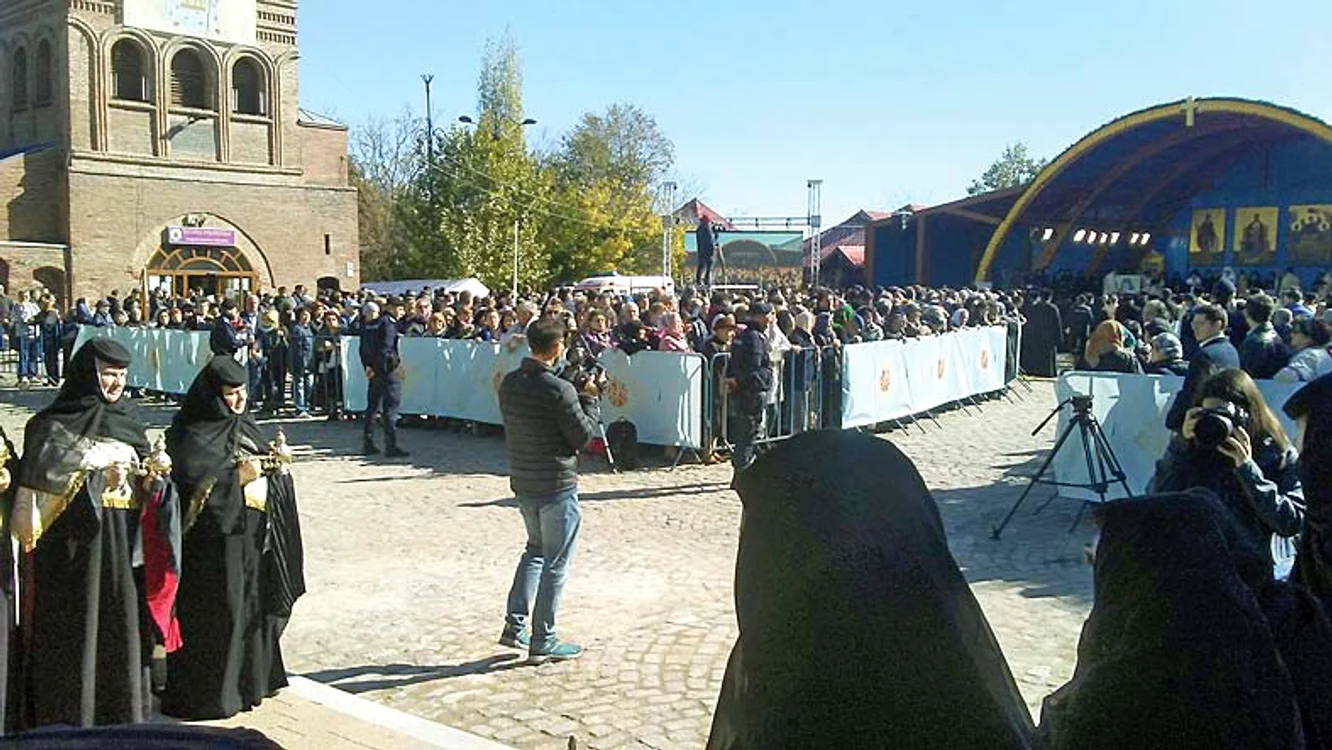Pelerinii au umplut piaţa din faţa  catedralei patriarhale