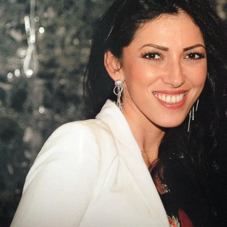 De curând, mama Alessiei, Eniko Georgescu (30 de ani), a publicat nişte imagini, pe contul personal de Facebook, în care apare alături de fiica ei, care a devenit, între timp, o adevărată domnişoară.“Cel mai frumos film din viaţa mea…”, a scris emoţionată Eniko, pe reţeaua de socializare. 
“O prințesă mică și frumoasă! Multă sănătate și mult noroc îi doresc!”, “O familie foarte frumoasă! Distracție plăcută, Eniko Georgescu! Și un Nou An excelent!”, “Frumoasele mele, vă pup!”, i-au scris fanii pe Facebook.


        eniko_5.jpg
    
  
  
    Frumoasa Alessia a împlinit deja opt aniFoto: Arhivă personală  

  

“O prințesă mică și frumoasă! Multă sănătate și mult noroc îi doresc!”, “O familie foarte frumoasă! Distracție plăcută, Eniko Georgescu! Și un Nou An excelent!”, “Frumoasele mele, vă pup!”, i-au scris fanii pe Facebook.

“O prințesă mică și frumoasă! Multă sănătate și mult noroc îi doresc!”, “O familie foarte frumoasă! Distracție plăcută, Eniko Georgescu! Și un Nou An excelent!”, “Frumoasele mele, vă pup!”, i-au scris fanii pe Facebook.

Șerban Georgescu s-a stins din viață în data de 4 martie 2007, în urma unui infarct, suferit în locuința sa din București.
