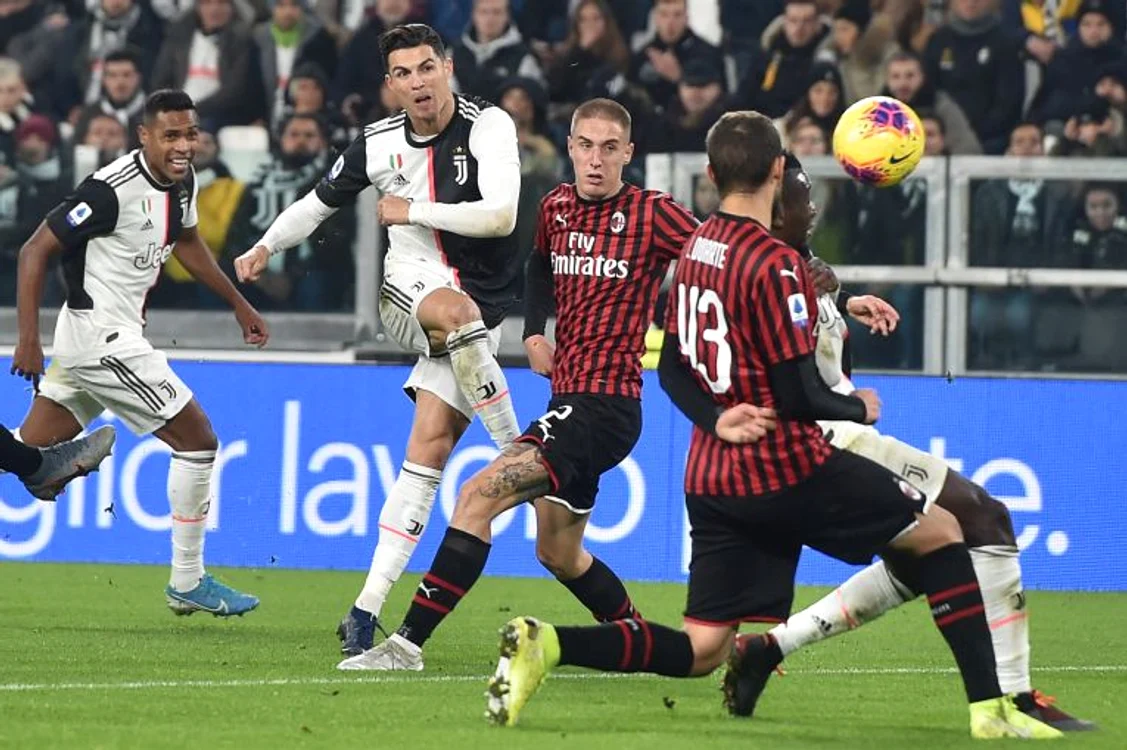 
    Cristiano Ronaldo, in duel cu apărătorii lui AC MilanFOTO: Guliver/ Gettyimages  